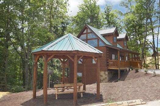 Gazebo with picnic table at Country Bear's Getaway, a 3-bedroom cabin rental located in Gatlinburg
