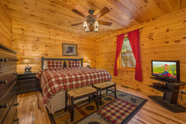 Queen bedroom at Moonbeams & Cabin Dreams, a 3 bedroom cabin rental located in Pigeon Forge
