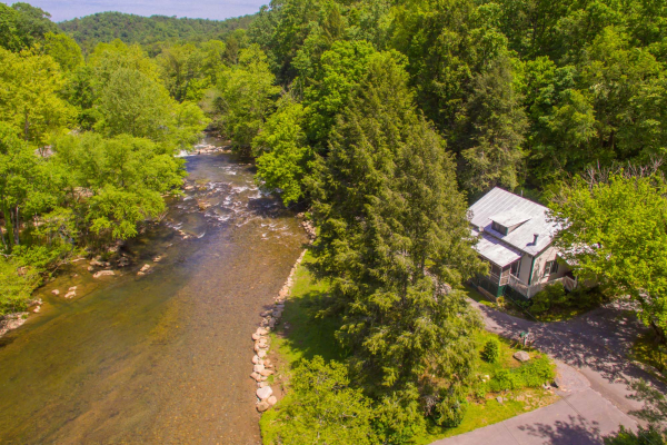 Dolly's Adorable River Cottage, a 3 bedroom cabin rental located in Pigeon Forge