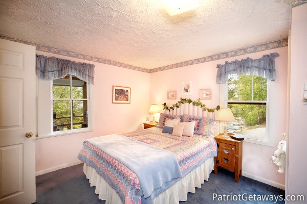 Bedroom with queen-sized bed at Dolly's Adorable River Cottage, a 3-bedroom cabin rental located in Pigeon Forge