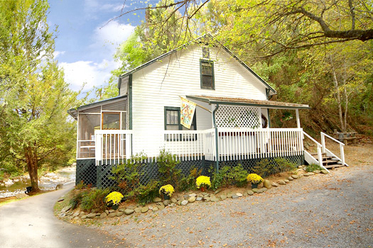 Parking by front door of Dolly's Adorable River Cottage, a 3-bedroom cabin rental located in Pigeon Forge