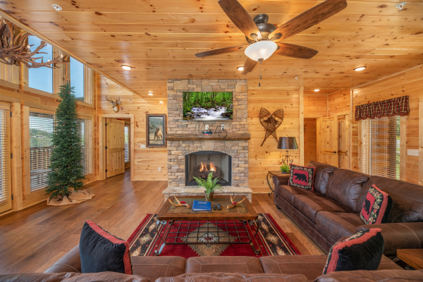 Living room fireplace & TV at Elk Horn Lodge, a 5 bedroom cabin rental located in Gatlinburg